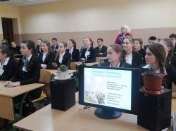 Інформаційна година у 10-Б класі  «Визначні місця України»
