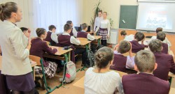 У 9 класі Анастасія Донченко і Юлія Лубенець підготували та провели урок-реквієм «Три колоски»