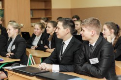 Бесіда  «Єдина родина – в центрі України» у 10-В класі