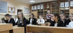 Урок “Єдина родина в центрі України” у 11-А класі