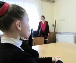 У восьмому класі 6 грудня відбулася година спілкування «Поетична історія України»