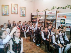 Бібліотечний урок у 6 класі «Українці ми єдині, в цьому наша сила»
