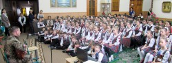 До учнів облкомплексу із благодійним концертом завітав батько загиблого бійця АТО, Володимир Бурко.
